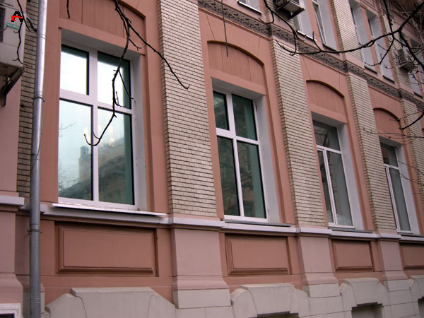 Окна первого этажа с зеркальной пленкой
